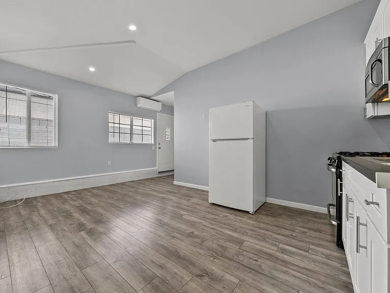 8447 Colbath Ave — Photo 12