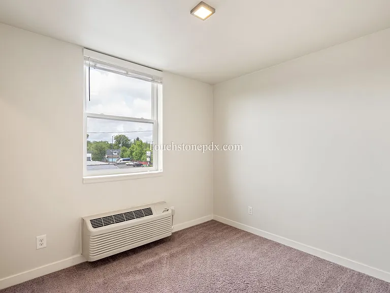 424 NE Jessup St #10 — Photo 32