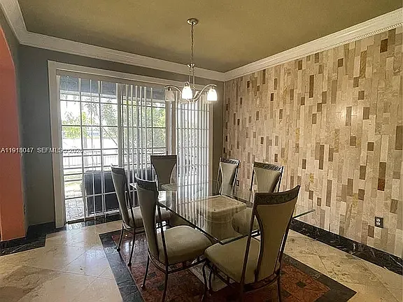 232 SW 7th Ave — Photo 5