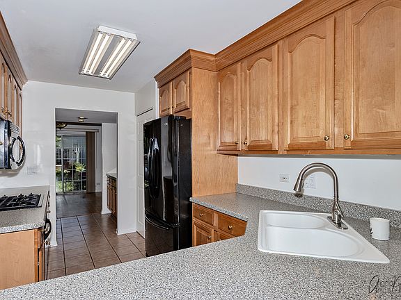 4th image of 412 Hill Ct