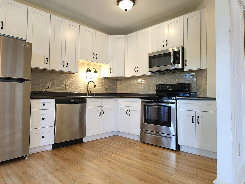 1st image of 3104 W Kilbourn Ave #304