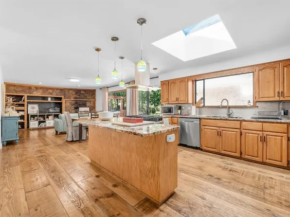 12643 Garibaldi St, Maple Ridge, BC V2W 1N5