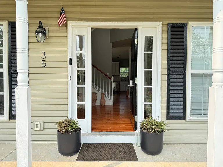 35 Lois Ln — Photo 6
