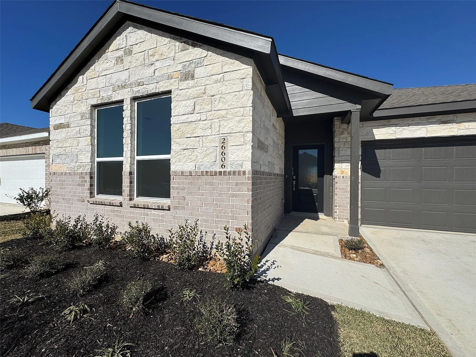 4 bed, 2.0 bath, 1900 sqft, $2,200 — Photo 3