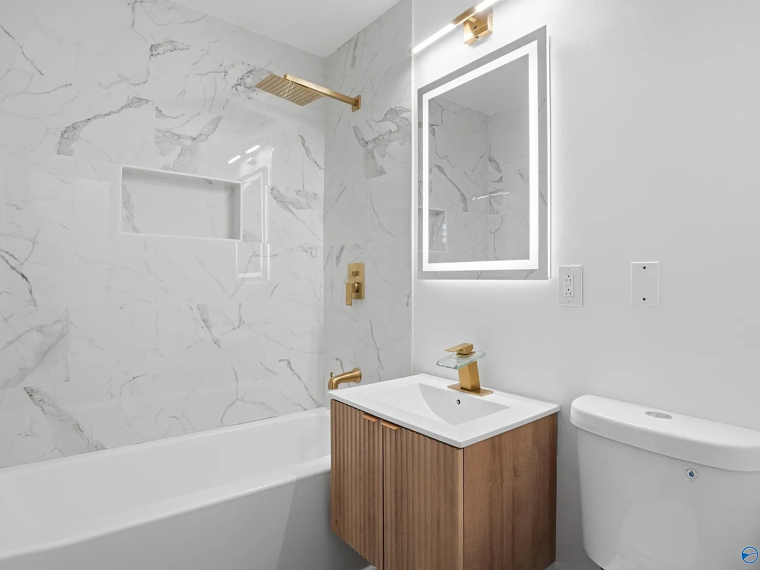4 bed, 2.5 bath, 2026 sqft, $2,100 — Photo 3