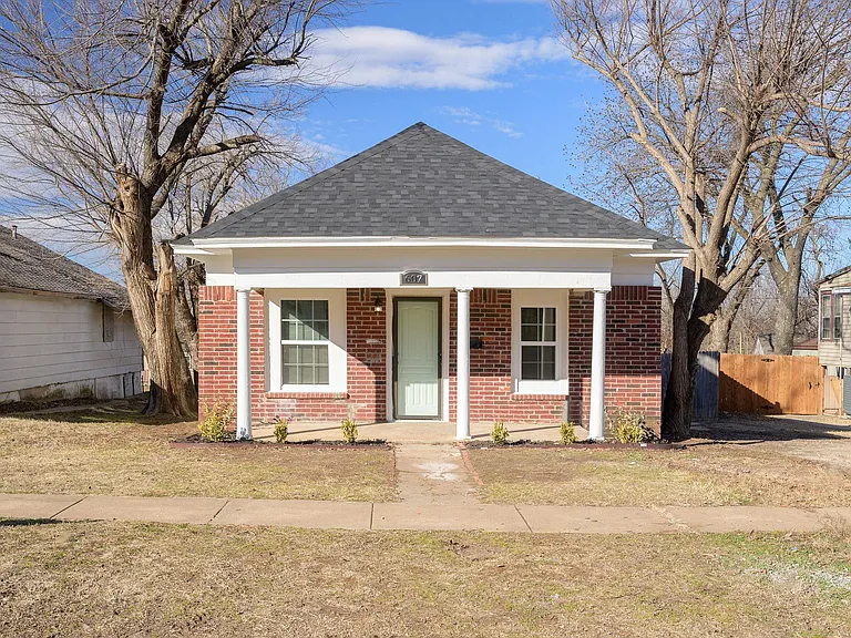 607 N Evans Ave — Photo 2