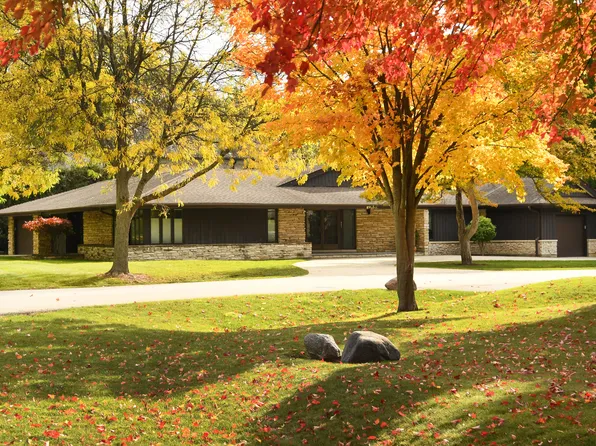 901 S Burton Pl, Arlington Heights, IL 60005