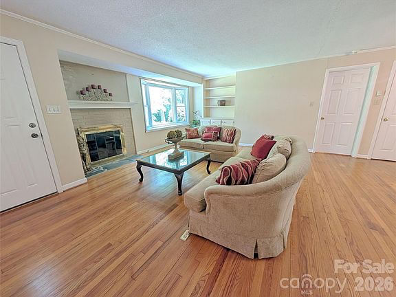 2nd image of 2 Lynwood Cir