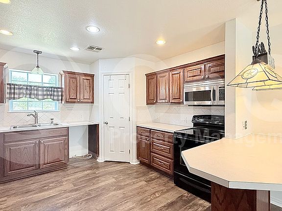 3rd image of 230 Clarence Rd