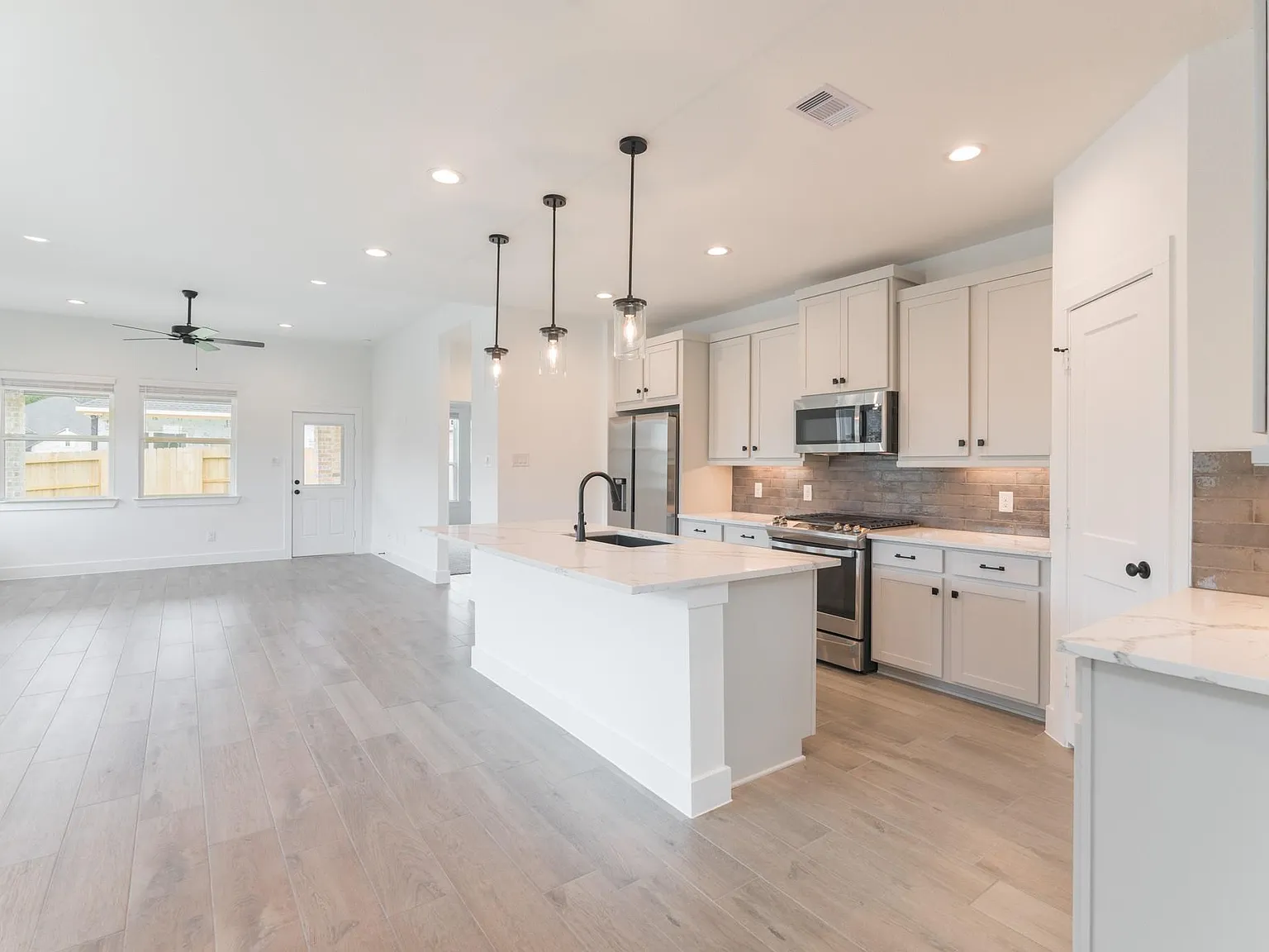 4 bed, 2.5 bath, 2206 sqft, $2,750 — Photo 4