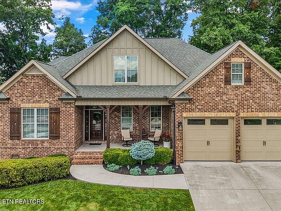 2nd image of 605 Blowing Rock Ln
