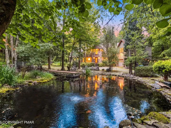 131 Ski Haven Dr, Cresco, PA 18326