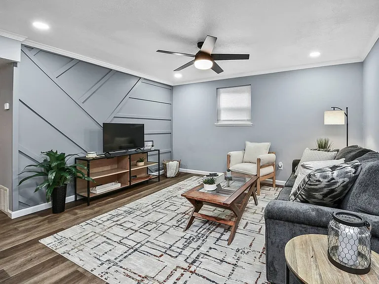 1435 E Elm St — Photo 23