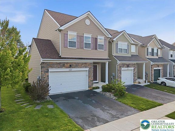 4th image of 2207 Huntington Ln