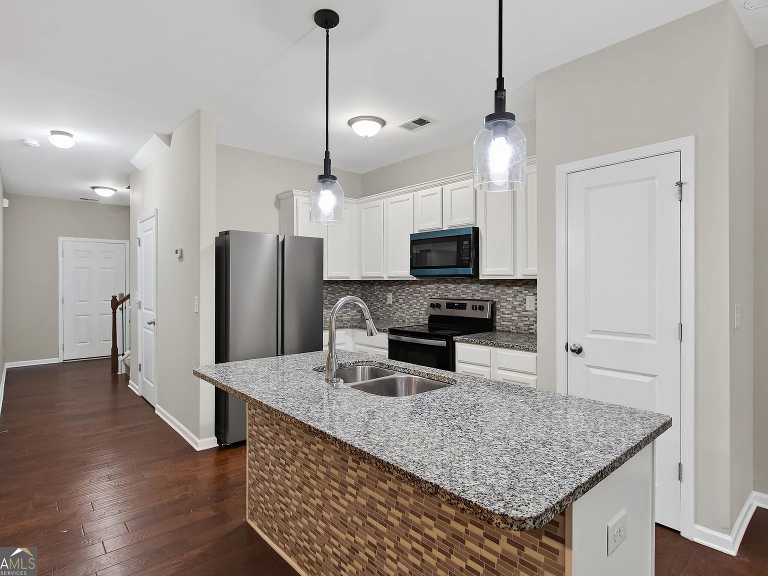 3 bed, 2.5 bath, $2,100 — Photo 3