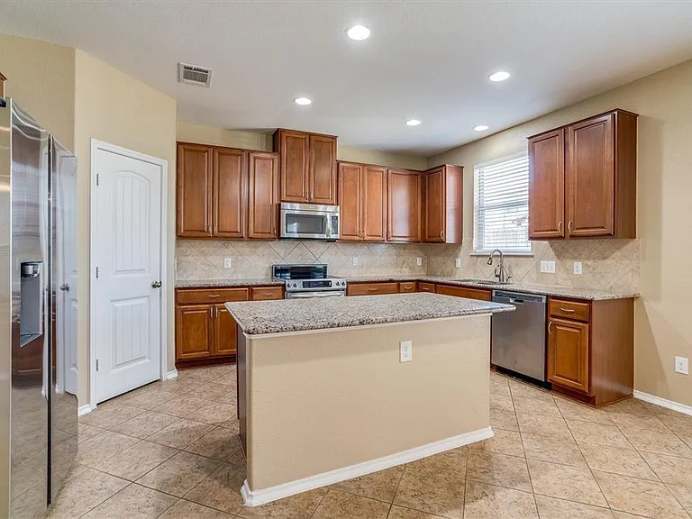 1109 Sussex Pl — Photo 4