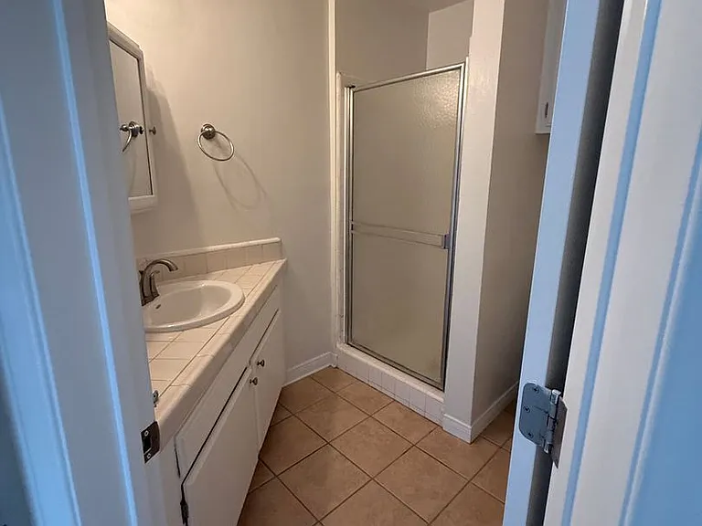 1827 Veteran Ave — Photo 10