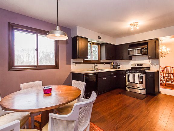 4th image of 33163 Cromwell Dr