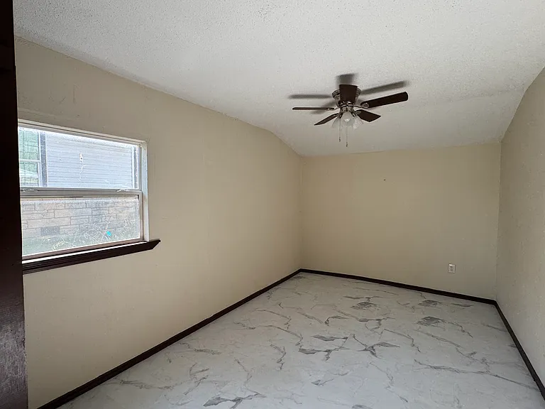 607 W Poplar St — Photo 6