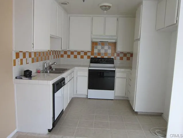1075 Springs Ln — Photo 11
