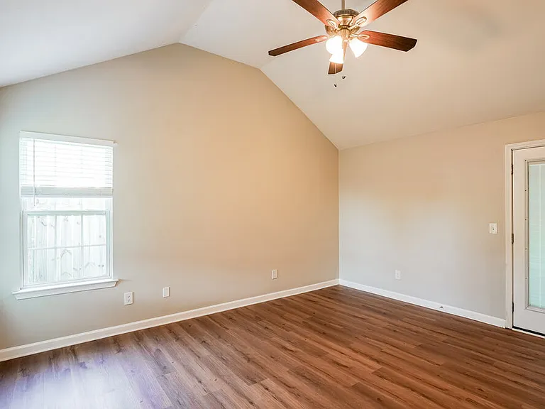 404 Barking Dr — Photo 10
