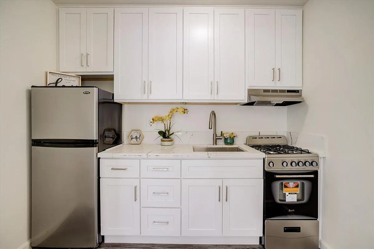 Beverly Blvd Apartments — Photo 2