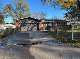 2853 Emmons Ave, Rochester Hills, MI 48307