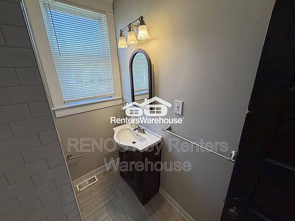 2nd image of 400 Lyndhurst St