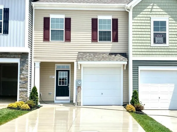 227 Charterhouse St, Falling Waters, WV 25419