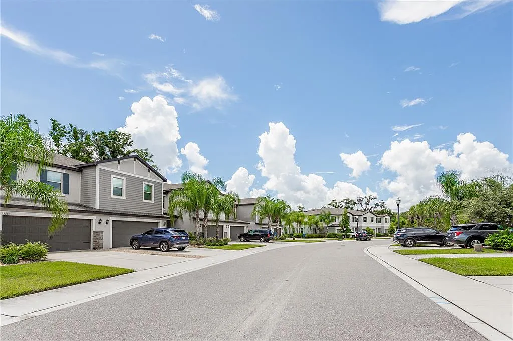 3 bed, 2.5 bath, 1634 sqft, $2,300 — Photo 2