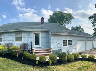 1 Malibu Dr, Edison, NJ 08820