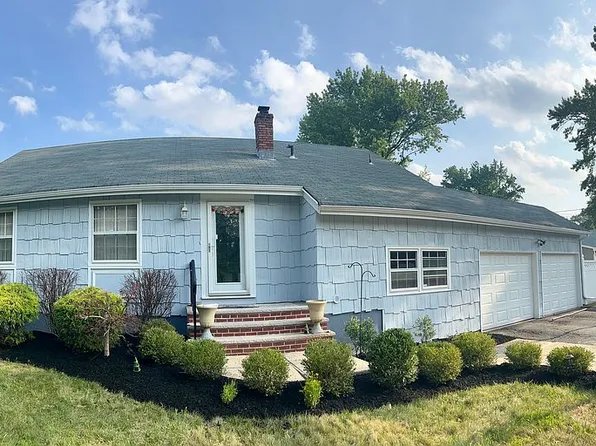 1 Malibu Dr, Edison, NJ 08820