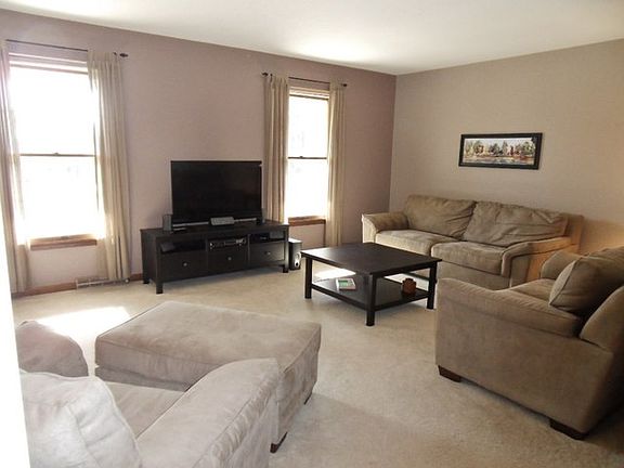 4th image of 0N536 Oakwood Dr