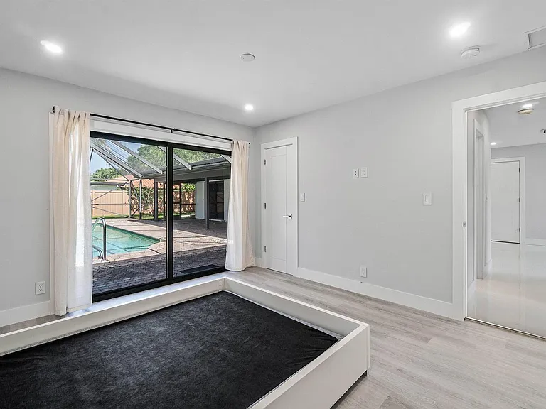 820 SW 16th St — Photo 35
