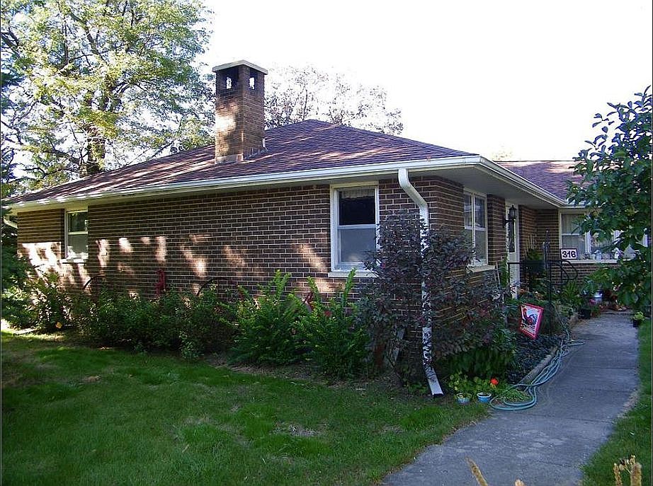 Newer roof. Brick veneer.