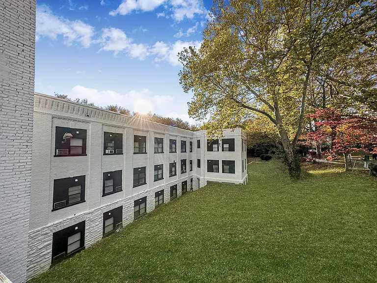 Hilltop Crescent Apartments — Photo 11