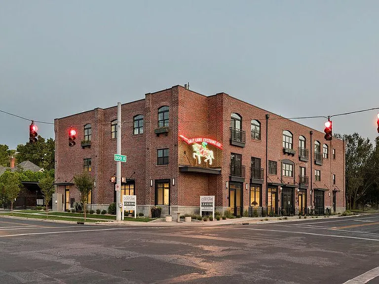 Salt Lake Costume Apartments — Photo 5