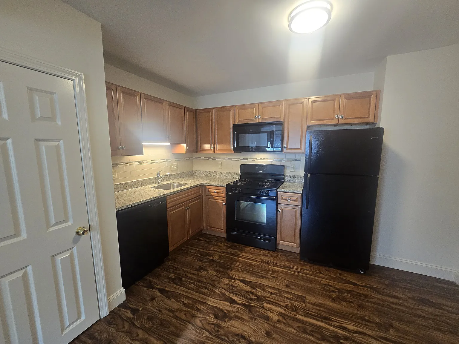 2 bed, 825 sqft, $2,100 — Photo 3