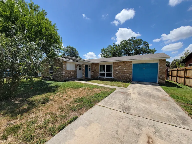 1060 Richmond Dr — Photo 1