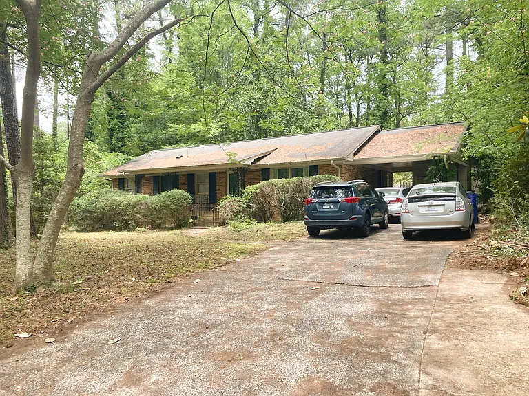 208 Bennington Dr — Photo 2