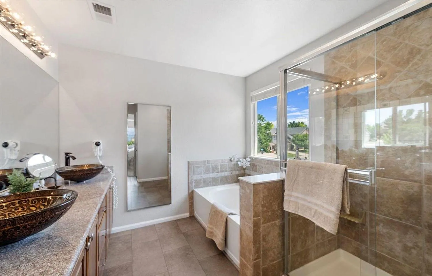 5 bed, 3900 sqft, $3,900 — Photo 4