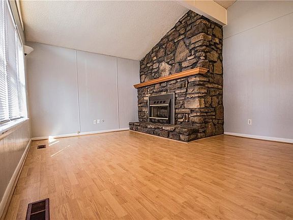 2nd image of 2 Hampstead Ln