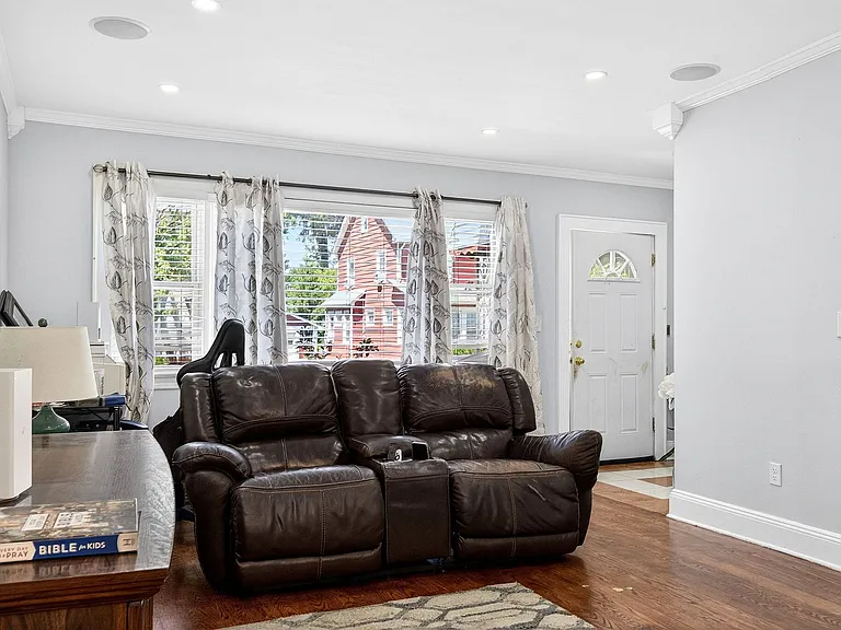 139 Dalton St — Photo 10