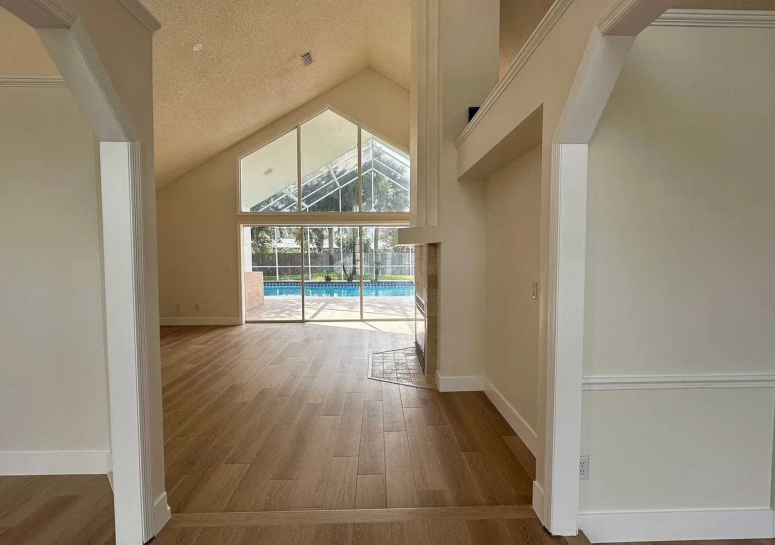 Beautiful 4 Bedroom 2 Bathroom Pool Home in Lake Mary, FL — Photo 2