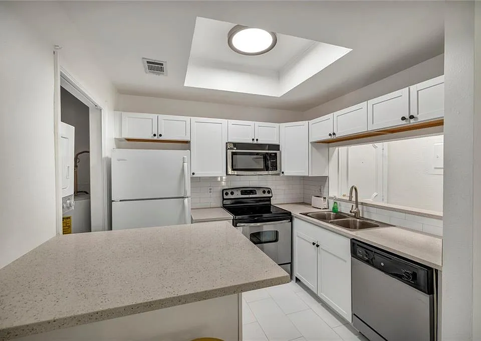 806 W 24th St