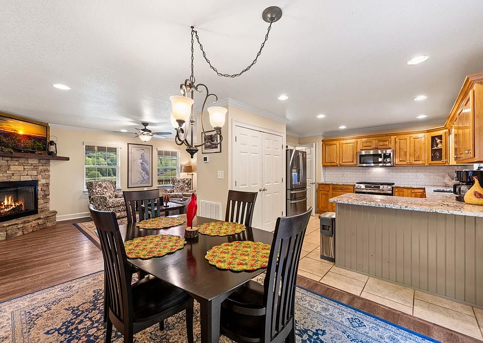13th image of 270 Ausburn Rd
