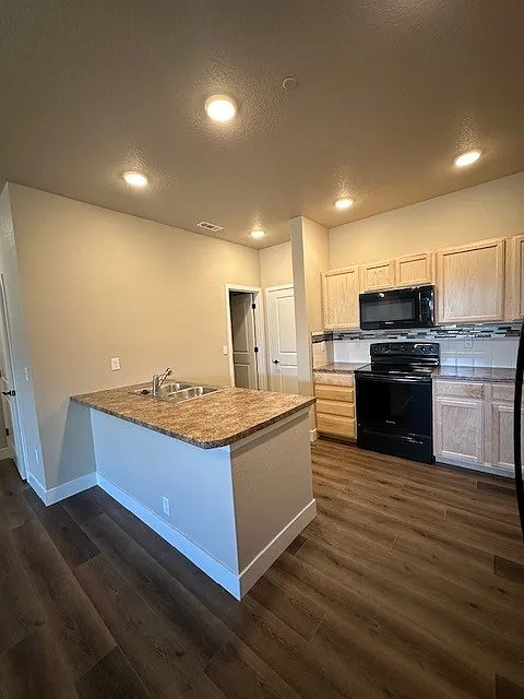 3 bed, 2.5 bath, 1732 sqft, $2,400 — Photo 2
