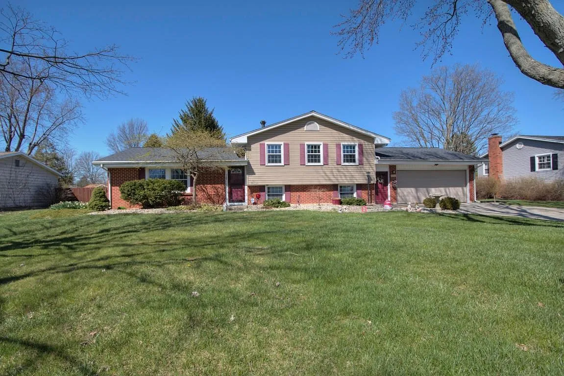 469 Normandy Dr photo 1
