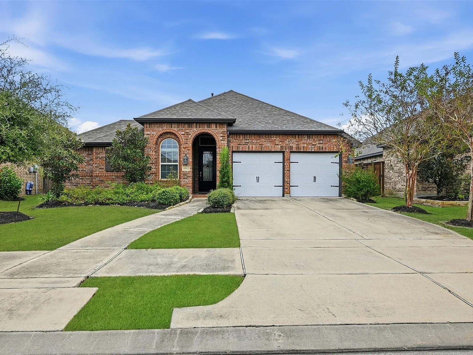 3 bed, 2.0 bath, 2123 sqft, $2,600 — Photo 2