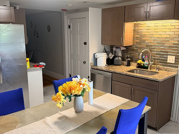 3rd image of 21 Cross St APT 2R
